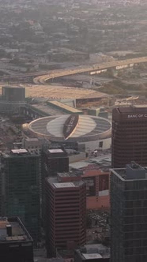 Paisaje urbano Cinemático que muestra la arquitectura moderna de los rascacielos y el bullicioso distrito financiero