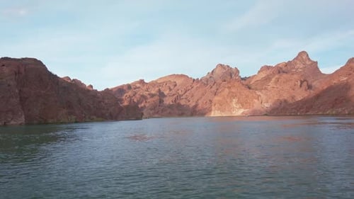 Voyagez le long du spectaculaire paysage de grès du fleuve Colorado