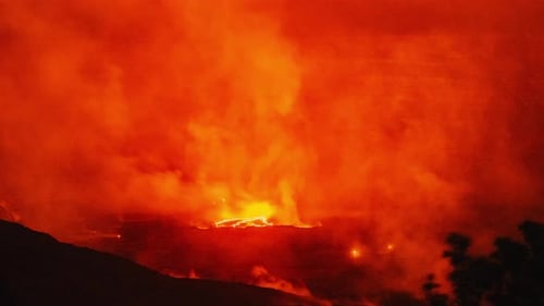 Time lapse - Hot Lava Churns Inside Hawaii's Kilauea Volcano Crater