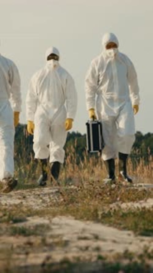 Uma equipe de materiais perigosos está investigando uma área ambiental potencialmente contaminada