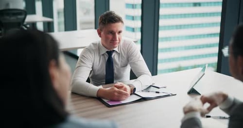 Reuniões, documentos e empresários no cargo para parceria, trabalho em equipe ou fusão corporativo