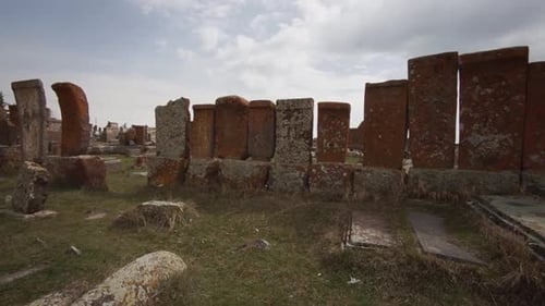 Khachkar debout dans le cimetière de Noratus, Arménie Route de la soie Arménie