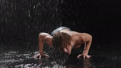 Les pushUps dynamiques sont exécutés sous de magnifiques effets de lumière pluvieux et une ambiance captivante