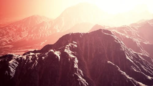 Die Sonnenstrahlen erhellen das wunderschöne Panorama der Karpaten