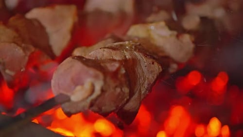 Kebab wird auf Kohlen gegrillt