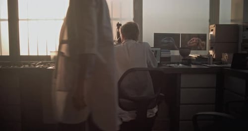 Microbiólogo maduro conduz análise de fósseis usando microscópio em laboratório arqueológico