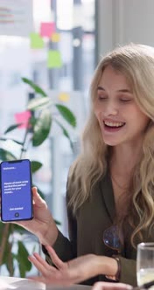 Mujer de negocios, pantalla de reunión y teléfono con aplicación, desarrollo de software o presentación en la oficina