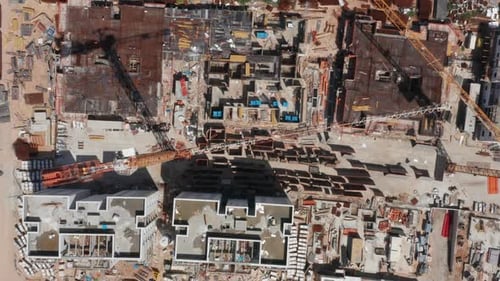 Imágenes aéreas de un gran complejo residencial durante las primeras etapas de la construcción