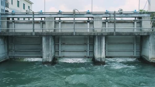 Kleine Wasserkonstruktion mit Elektrizitätswerk am Fluss im Piemont, Italien, Kleiner Damm