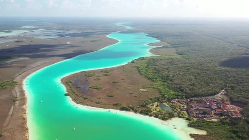 Vue aérienne d'un lagon d'une rivière turquoise traversant la jungle à Bacalar, au Mexique