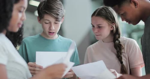 Les lycéens ouvrent leur examen et leurs résultats