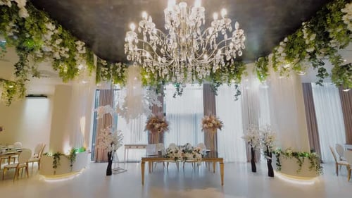 Luxuriöses Restaurant, Inneneinrichtung, vor der Party, Ultraweitwinkelaufnahme in der Nähe des Kronleuchters