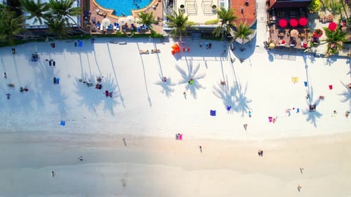 Lebendige Atmosphäre mit zahlreichen Bars am Strand