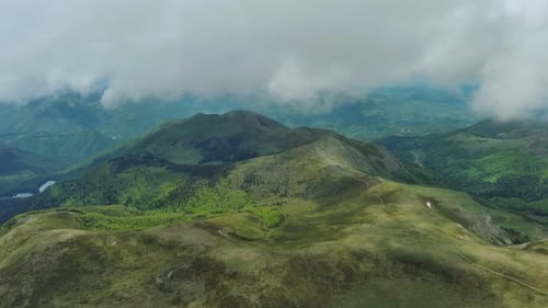 Wolken über den grünen Sommerbergen