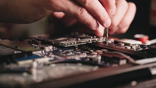 Reparatur des Laptop-Kühlsystems Trennen des Kabels und Entfernen der Kühlkühlernaht