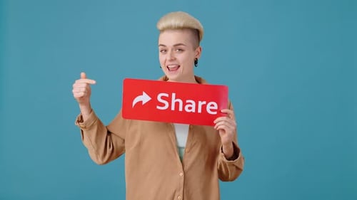 Femme positive montrant un bouton rouge avec Word Share pour le site Web