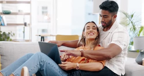 En pareja, con un ordenador portátil y relájate en el sofá con una aplicación de redes sociales, un blog o un vídeo divertido en la web en casa
