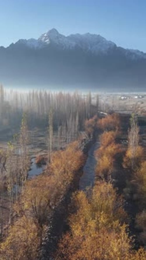 Vue aérienne animée de la vallée de Hunza, en automne. Parmi les montagnes rocheuses.
Pakistan