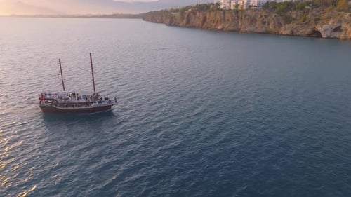 Vintage-Segelschiff segelt bei Sonnenuntergang auf dem Meer