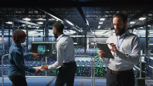 Los técnicos de centros de datos utilizan dispositivos para monitorear la visualización de LLM de redes neuronales