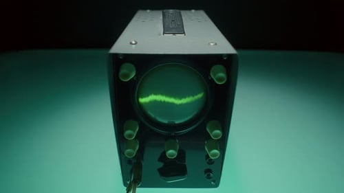 Osciloscópio vintage exibindo linha verde ondulada