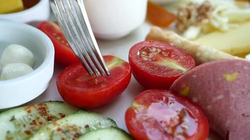Cueillir des tranches de tomates cerises sur la table