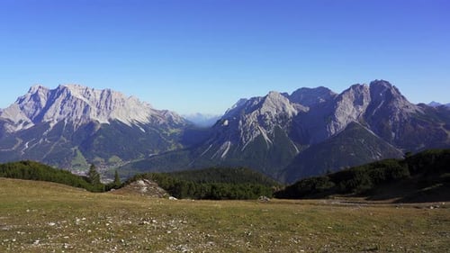 Vista panorámica de las montañas Zugspitze y Sonnenspitze en los Alpes de Austria. Lermoos, Ehrwald, Tirol