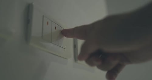 Feche a câmera lenta, pressione o interruptor liga/desliga a luz elétrica.