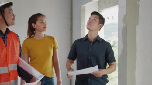 dois proprietários e engenheiros civis discutem juntos o projeto da vila, imóveis, trabalho em equipe e liderança