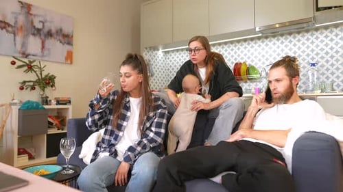Tiempo informal en familia disfrutando de momentos relajantes y cómodos en casa junto con sus seres queridos