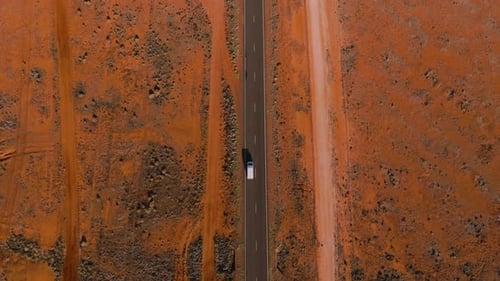 Pasando a la aventura del Outback a través de minas de ópalo