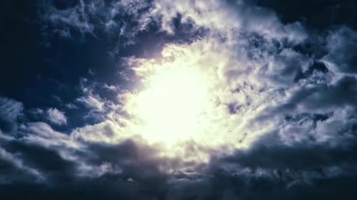 Wolken bewegen sich an einem schwarzen Himmel mit Sonne nach einem Sturm mitten im Atlantik. Insel Terceira Azo