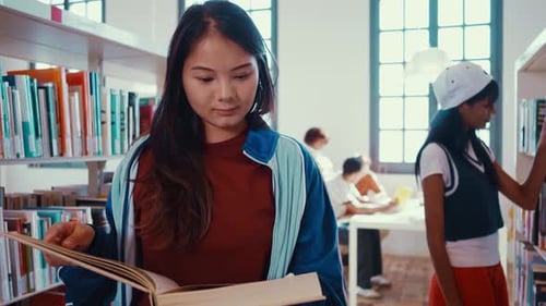 Des étudiants multiethniques jeunes et joyeux lisant des livres