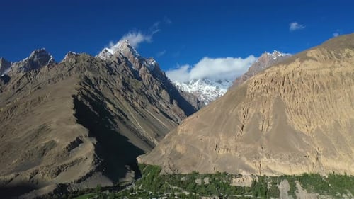 Prise de vue Cinématographique par Drone du pic Tupopdan, des cônes de Passu à Hunza, au Pakistan, des sommets enneigés avec