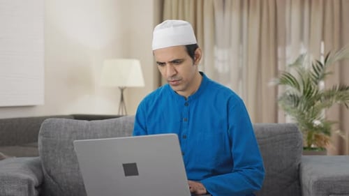 Homme musulman utilisant le travail à domicile