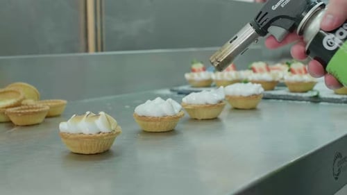 Caramelizing sugar and cream for a dessert