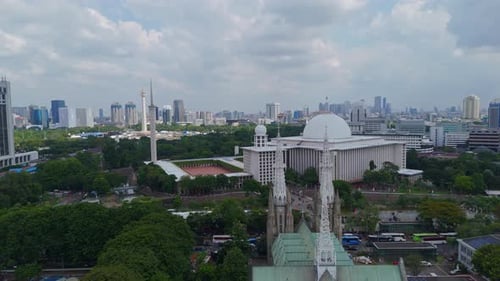 Jakarta, 01. Juli 2025, Blick auf die Kathedrale von Jakarta und die Große Istiqlal-Moschee mit dem National M