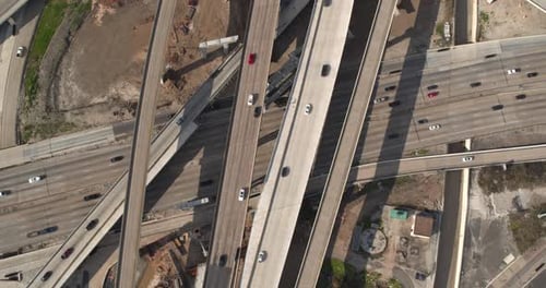 Vue Cinématique Aérienne des échangeurs autoroutiers urbains à plusieurs niveaux très fréquentés