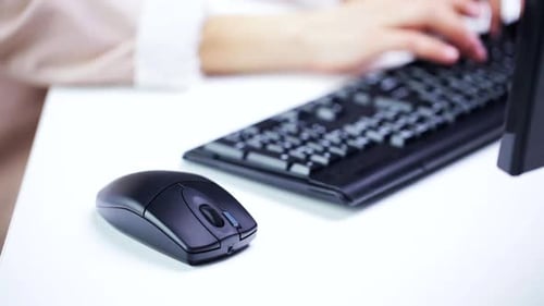 Conceito de negócios, educação, tecnologia e eletrônica - mãos de mulher digitando no computador