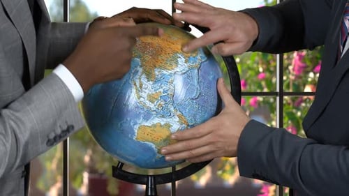 Hände von Menschen und Globus