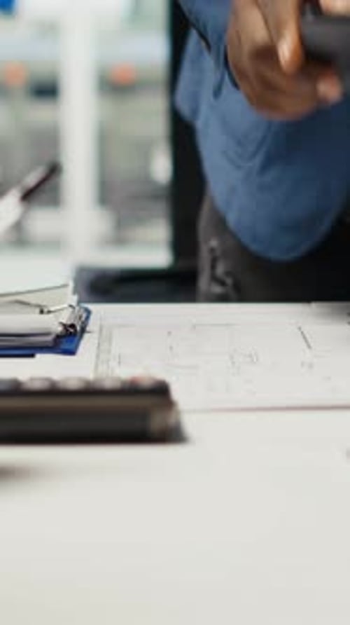 Des experts en usine de vidéos verticales conçoivent des lignes de production d'installations d'assemblage dans un programme de CAO pour tablettes
