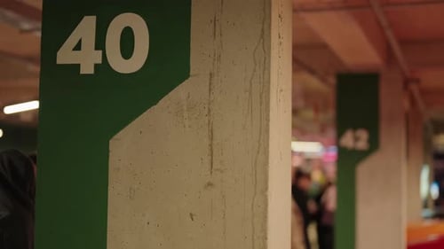 Betonpfeiler mit Nummer in der Tiefgarage