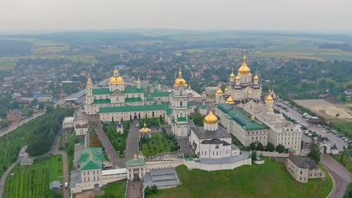 Luftbild der orthodoxen Kirche des Pochaev-Klosters Pochaev Lawra am Tag der Ukraine