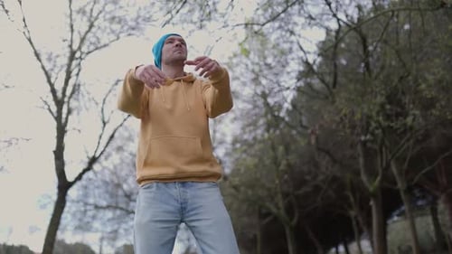 Joven bailando estilo libre en un parque