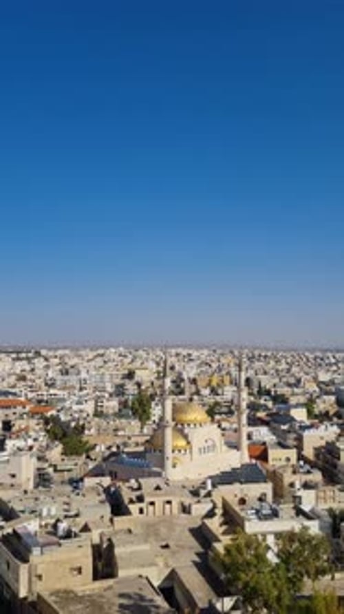 Vue verticale de Madaba, en Jordanie, avec la mosquée du roi Hussein et ses dômes dorés au centre