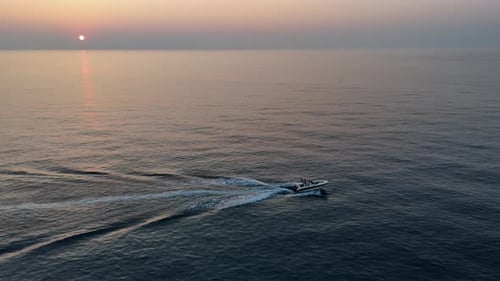 Bootsfahrt bei Sonnenuntergang an der italienischen Küste