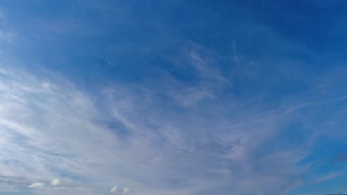 Timelapse de gros nuages se déplaçant dans le ciel.