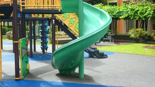 Bunter Spielplatz auf dem Hof in Singapur