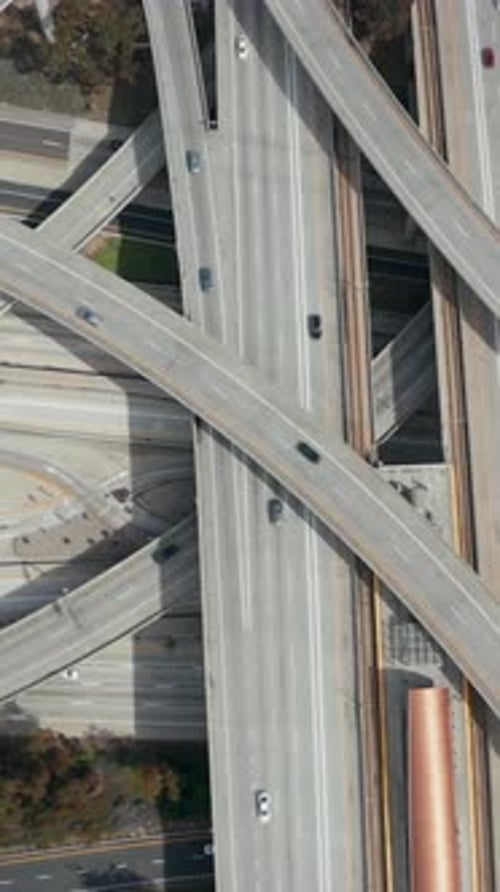 Vol aérien rapproché au-dessus du juge Pregerson, une énorme liaison d'échange montrant plusieurs routes et ponts