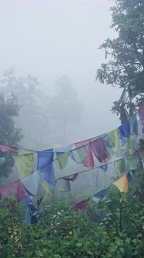 Drapeaux de prière bouddhistes bleus brumeux au Népal, Vidéo verticale pour les réseaux sociaux, Instagram Reels et Tikto
